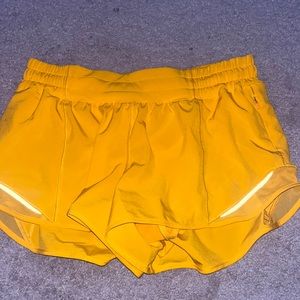 Lululemon hotty hot shorts size 8 2.5 inch rare color